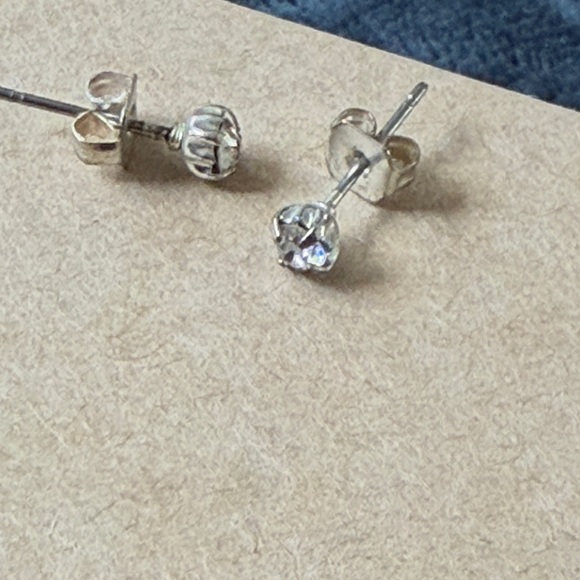 Elegant Silver diamond Stud Earrings - Picture 3 of 3